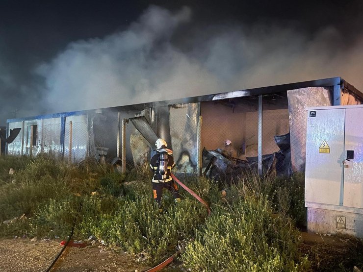 Alevlere teslim olan 2 konteyner kullanılamaz hale geldi