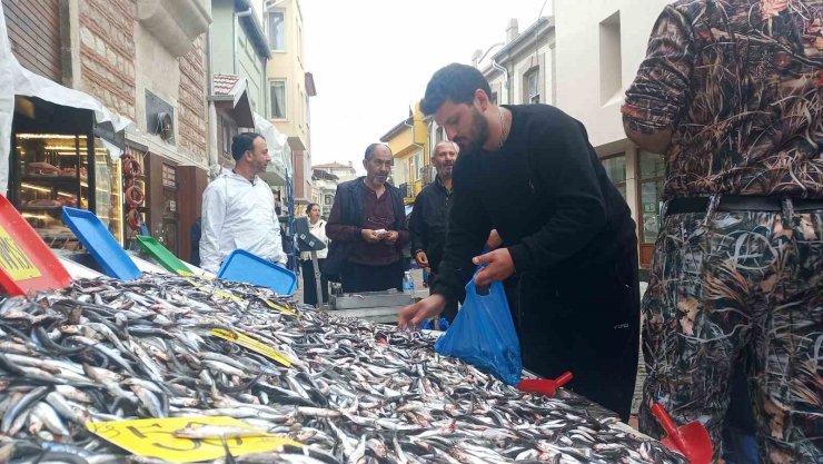 Hamsinin kilosu 50 liraya düştü, vatandaşlar poşet poşet aldı