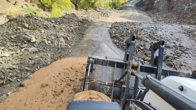 Batman’da şiddetli yağış ile birlikte kapanan köy ve mezra yolları ulaşıma açıldı