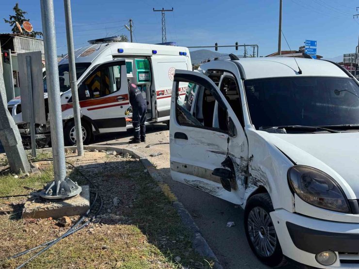 Fethiye’de ambulansla hafif ticari araç çarpıştı: 2 yaralı