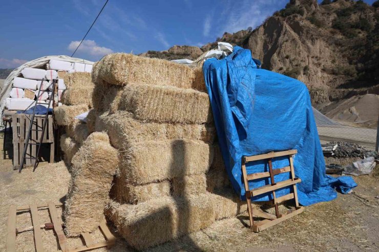 Köşk’teki saman pazarı sürücülere zor anlar yaşatıyor
