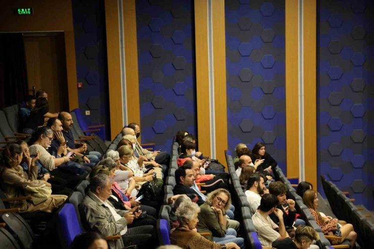 Bodrum Belediyesi Şehir Tiyatrosu yeni oyunuyla beğeni topladı