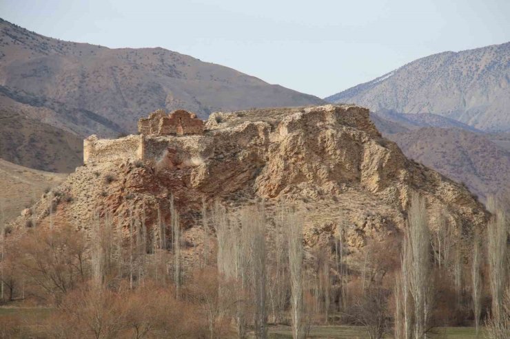 Erzurum’daki Kız ve Oğlan Kalesi ilgi bekliyor