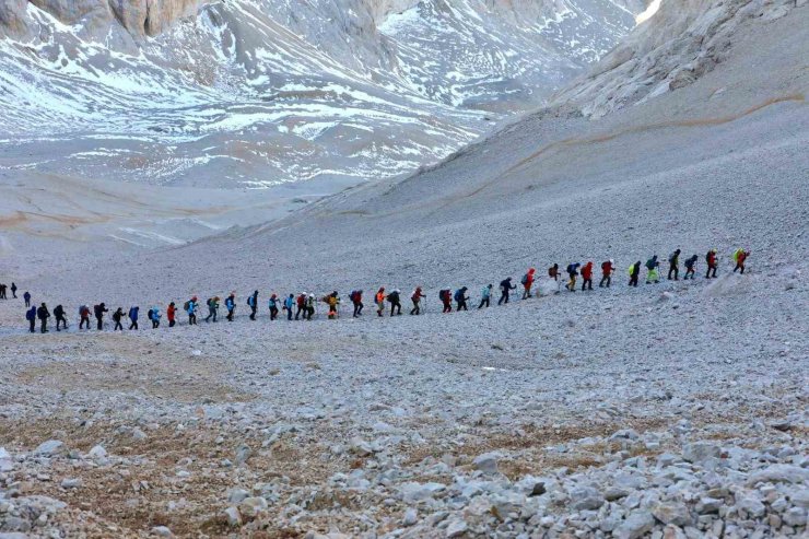 Cumhuriyet coşkusu Aladağlar’ın zirvesinde yaşandı