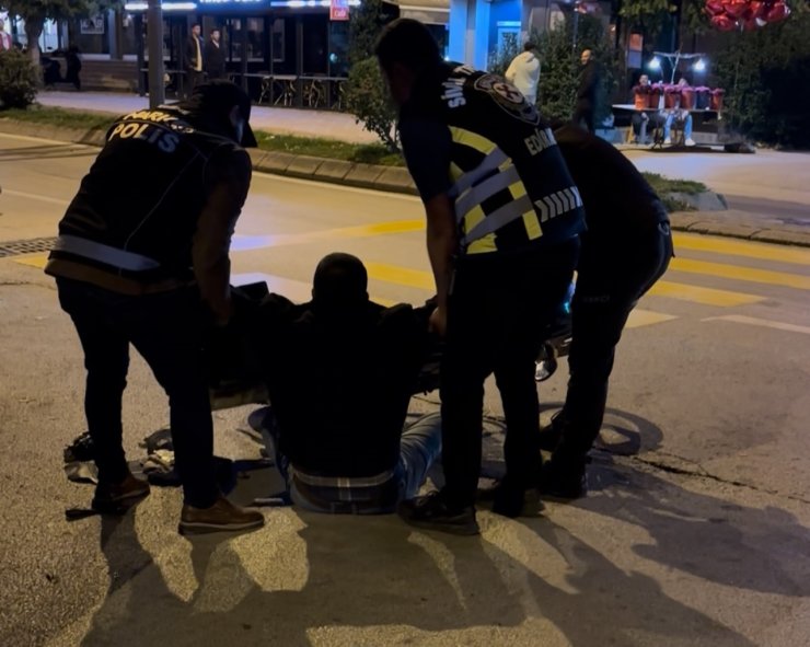 Polis noktasından geçerken alkolün etkisiyle yere düştü, yakayı ele verdi