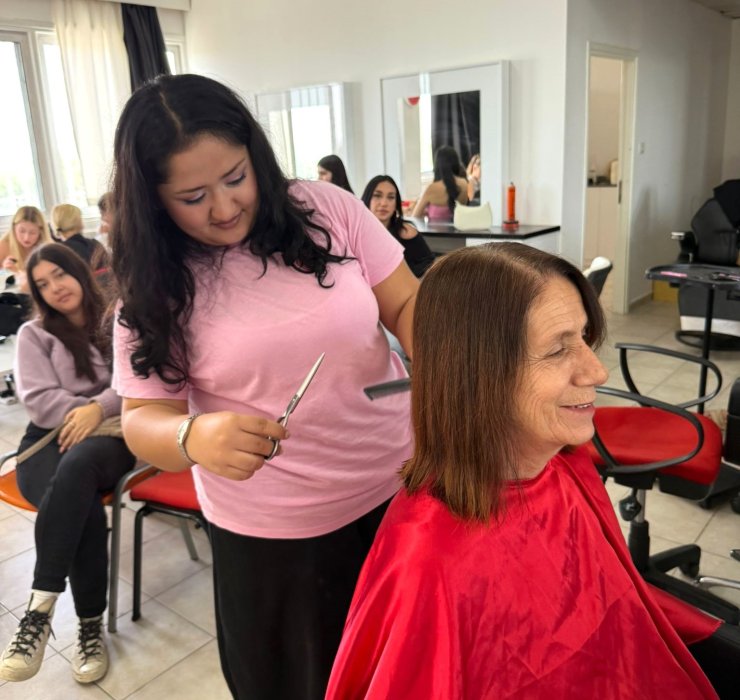 Üniversite öğrencilerinden kanserle mücadele eden kadınlara moral desteği