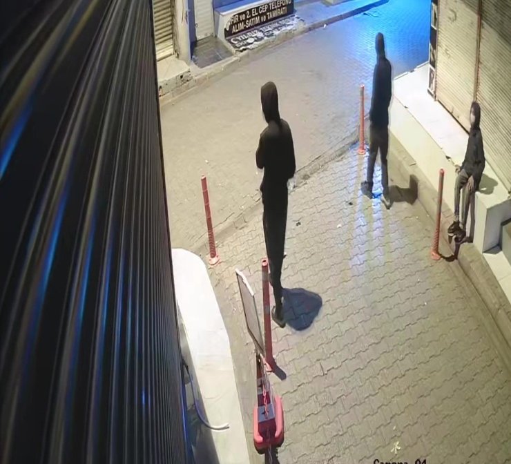 Adana’da 3 kardeşin soygunu kamerada