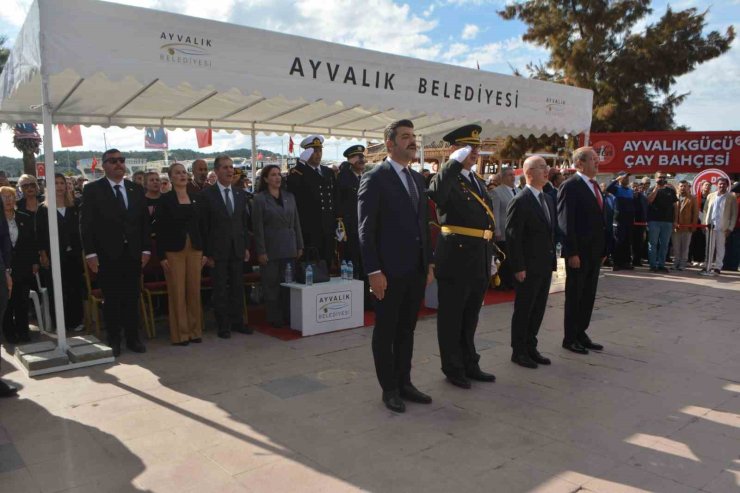 Ayvalık’ta Cumhuriyet Bayramı kutlamaları çelenk sunumuyla başladı