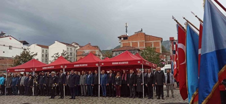 29 Ekim kutlamaları çelenk sunumu ile başladı