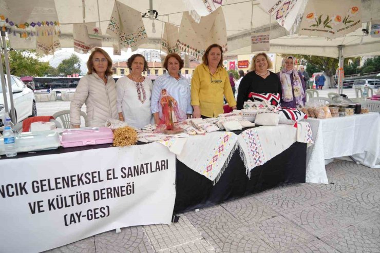 Samsun meydanı hemşehri dernekleri ile şenlendi