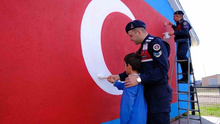 Bayburt jandarmadan öğrencilere anlamlı ’Cumhuriyet’ sürprizi: Renksiz duvara dev şanlı Türk bayrağı çizildi