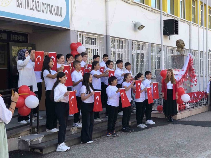 Battalgazi öğretmenlerinden Cumhuriyet Bayramı’na mini konser