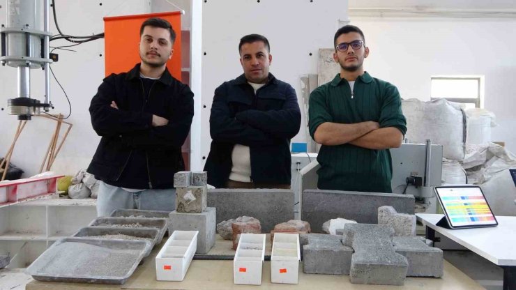 Malatya’da deprem enkazı beton yola dönüştü