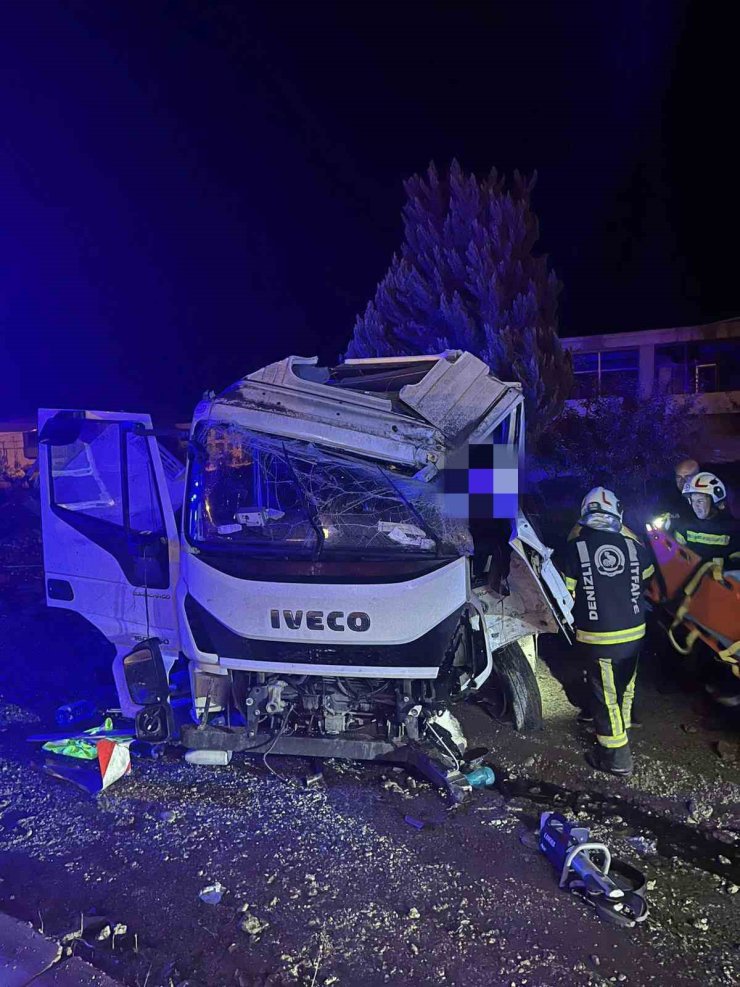 Yağışta yoldan çıkan kamyonet sürücüsü yaralandı