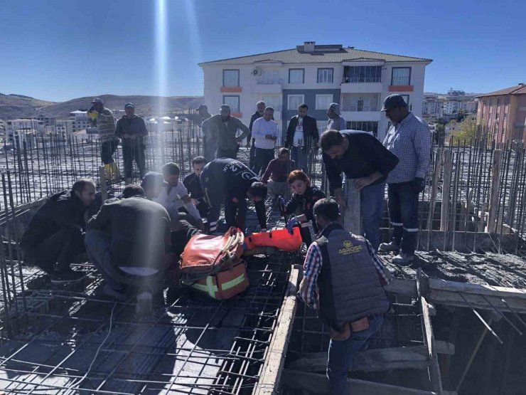 Kırılan pompa parçasının altında kalan işçi yaralandı