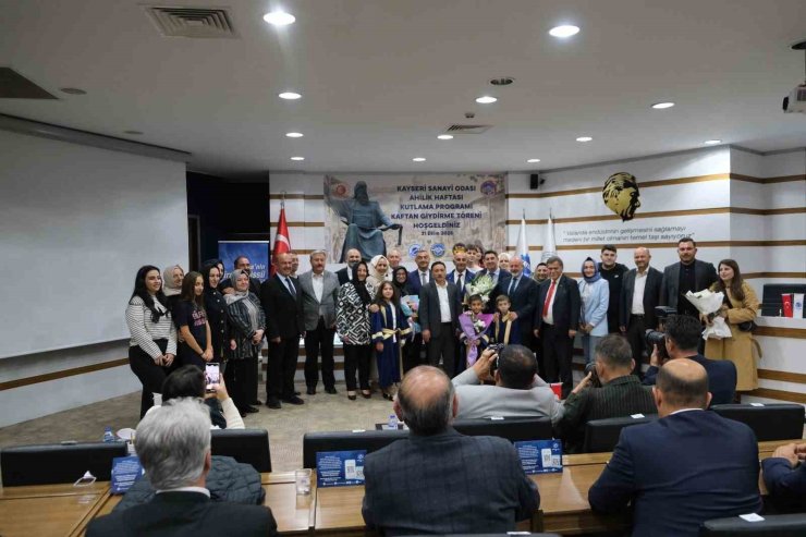 KAYSO’da yılın ahisi kaftanını giydi