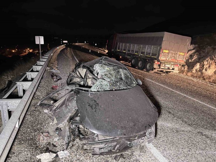 Tıra çarpan otomobilde 4 kişi yaralandı