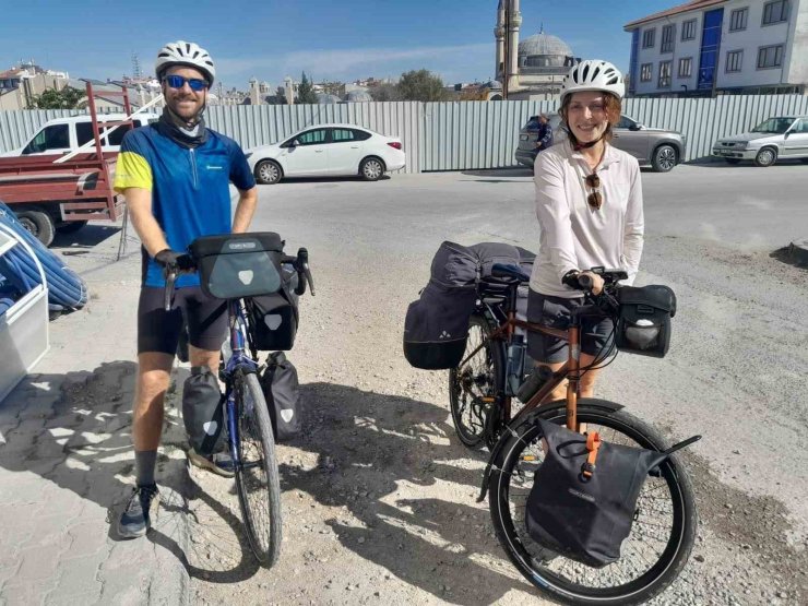 Bisikletle Almanya’dan yola çıkıp, 10 ülkeyi geçip Konya’ya ulaştılar