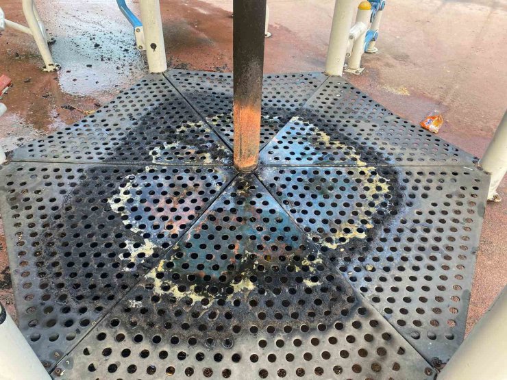 Parkta oynayan çocuklar oyuncağı ateşe verdi