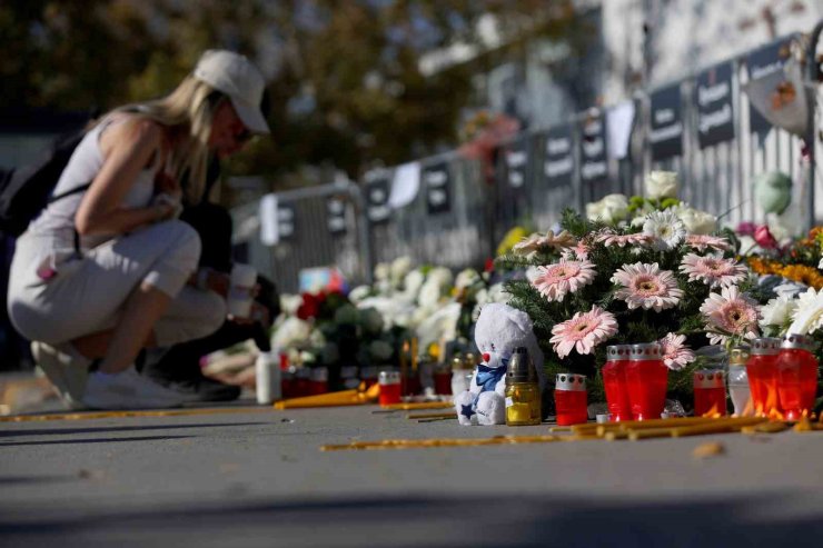 Sırbistan’da on binlerce protestocu, tren istasyonu faciasının yıldönümde Novi Sad’da bir araya geldi