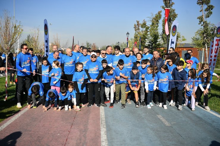 Depremde hayatını kaybeden ailelerin çocuklarına destek koşsu