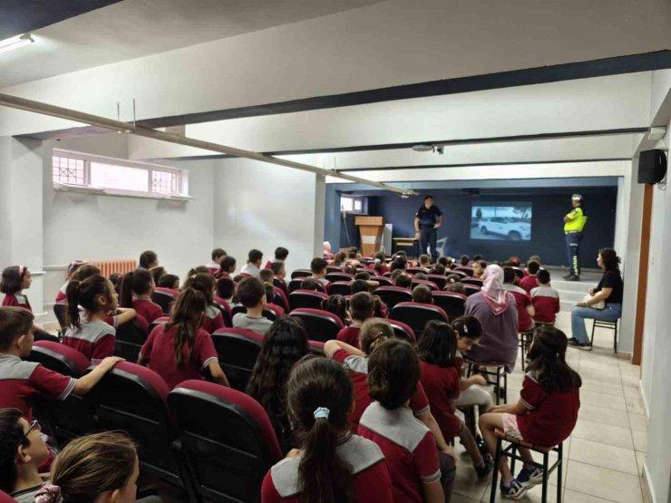 Buharkent’te Jandarma, minik öğrencilere görevlerini anlattı