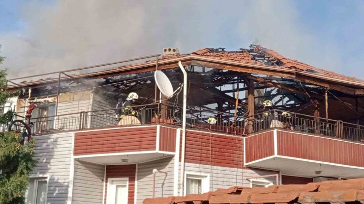 Denizli’de bir binanın çatısından başlayan yangın korkuttu; 5 kişi ekipler tarafından kurtarıldı