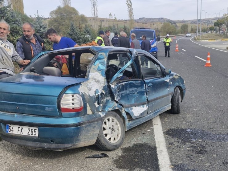 Uşak’ta otomobil ile tır çarpıştı: 1 yaralı