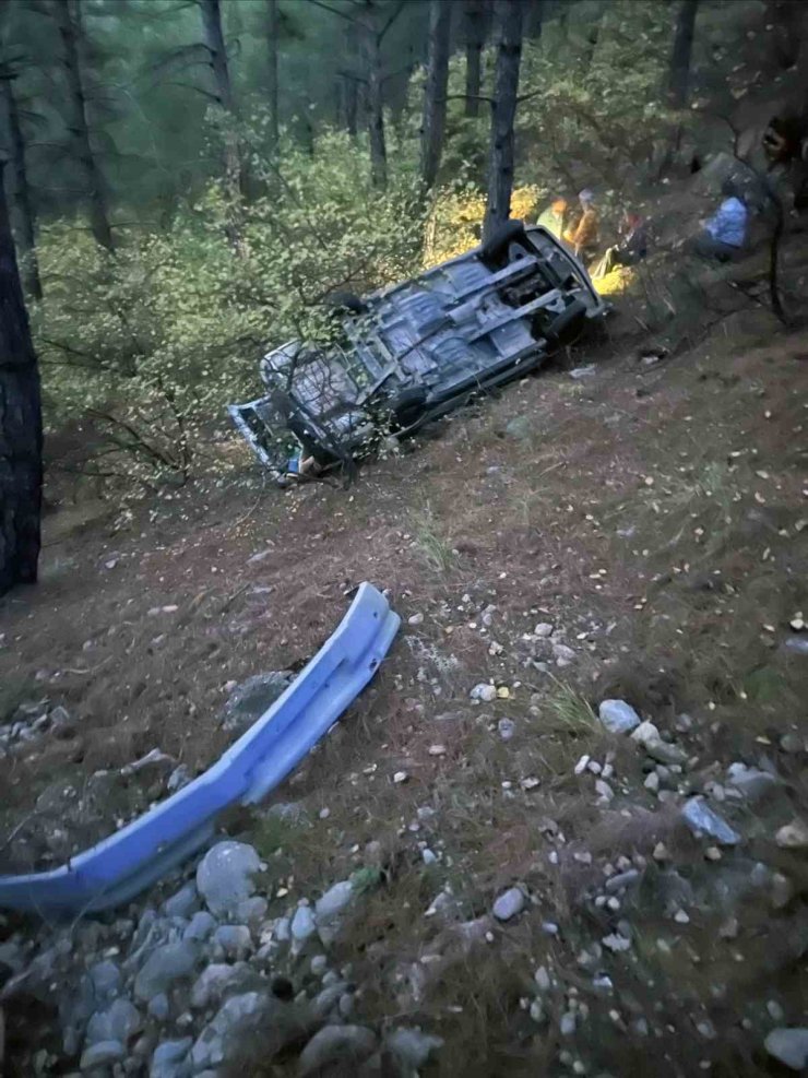Uçuruma yuvarlanan araçtaki vatandaşı AFAD ekipleri çıkardı