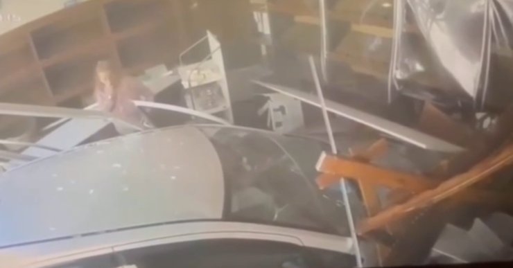 Fırına dalan otomobil ortalığı savaş alanına çevirdi... O anlar kamerada