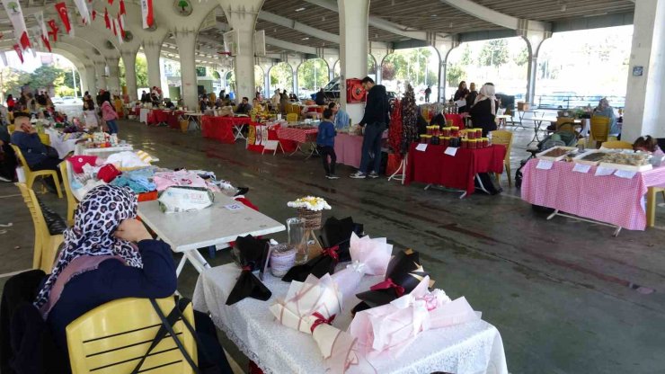 Bu çarşıda sadece kadınların el emekleri satılıyor