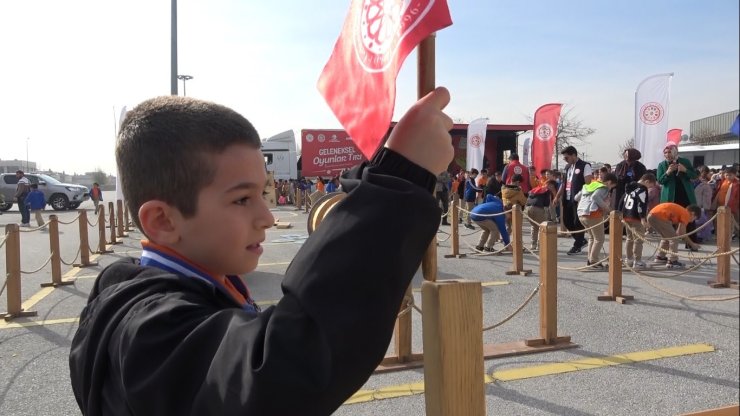 Çocuklar pili bitmeyen oyunlarla eğlendi