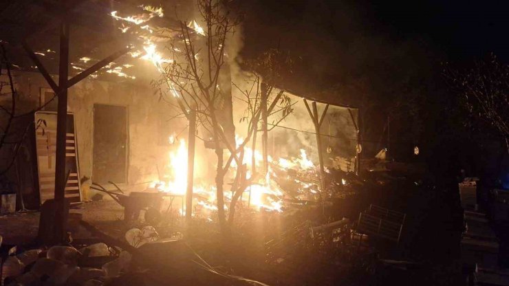 Arı kovanlarının bulunduğu sundurma yapıda yangın