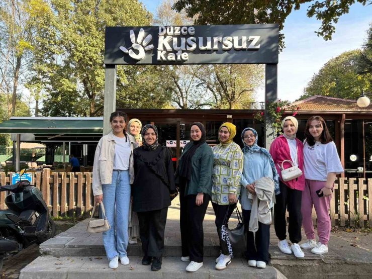 Kusursuz kafe çalışanlarıyla uno oynadılar