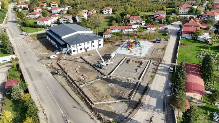 Gençlik merkezi ve futbol sahasında incelemelerde bulunuldu