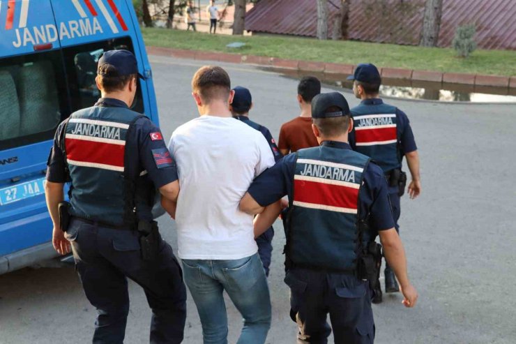 Çeşitli suçlardan aranan 3 şahsı jandarma yakaladı