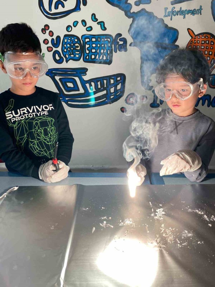 Muğla Gençlik Merkezi Fen Bilimleri Atölyesi’nde çocuklar eğlenerek öğreniyor