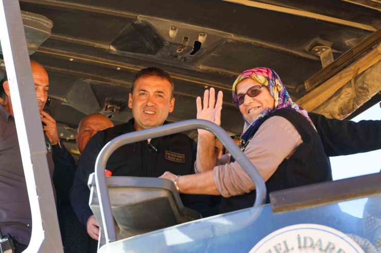 Köyünün ilk asfaltını Sebahat teyze attı