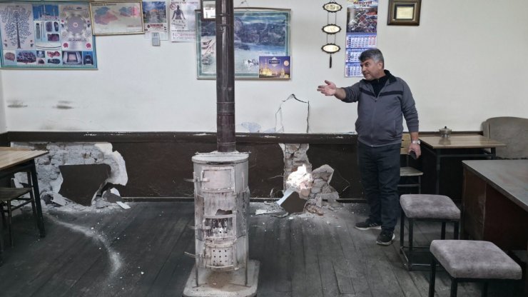 Erzincan’da yıkım faciasından dönüldü: Müşteriler çaylarını bırakıp canlarını kurtardı