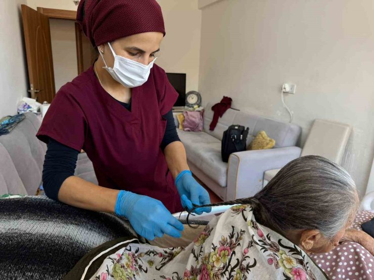 Hacılar’da evde bakım hizmeti gönüllere dokunuyor