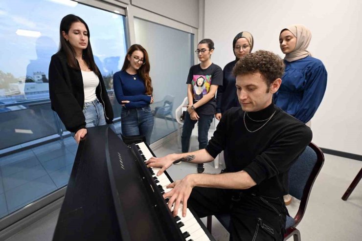 Mersin’de ücretsiz enstrüman kurslarına yoğun ilgi