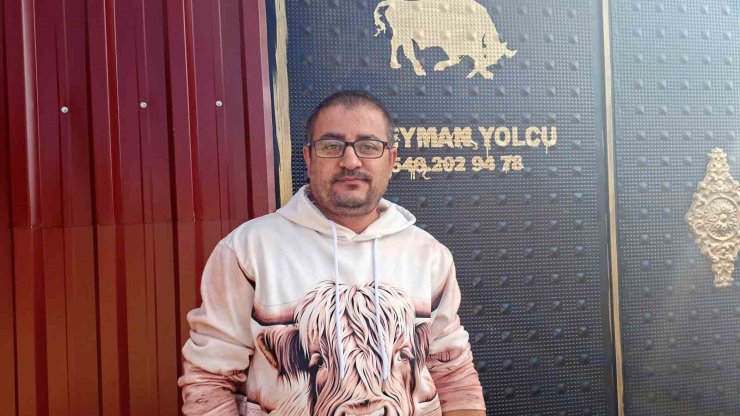 Yolda gördüğü zehirli yılanı elleriyle yakaladı