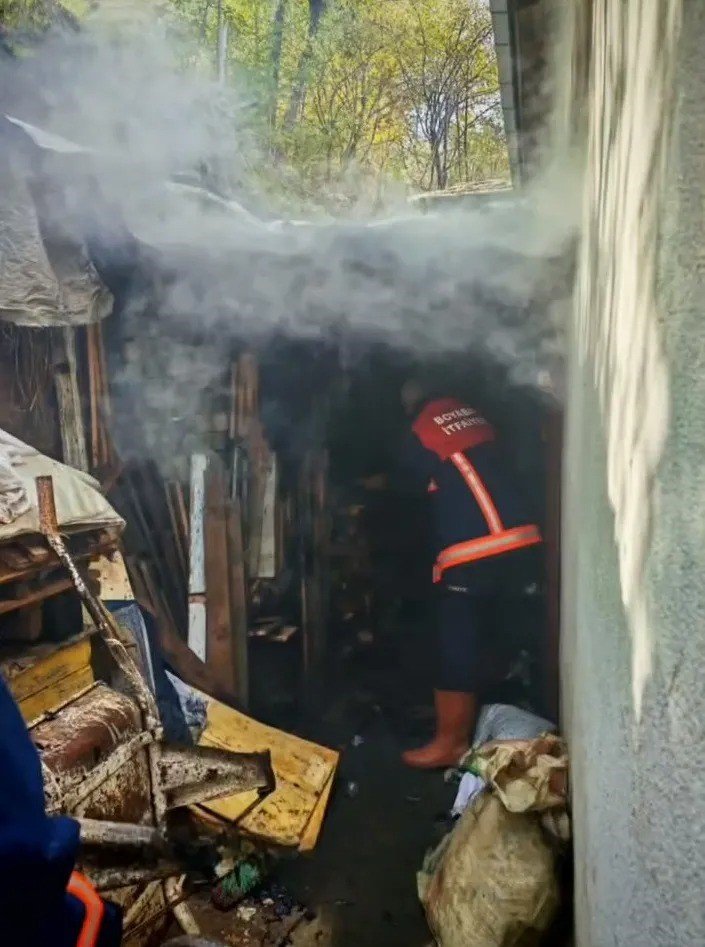 Sinop’ta odunlukta çıkan yangın korkuttu