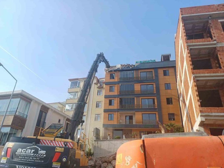 Ordu’da zemini kayan ve çatlaklar oluşan binada yıkım başladı