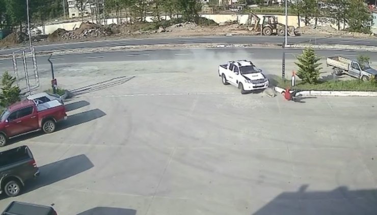 Artvin’de akaryakıt istasyonu çalışanına kamyonet çarptı