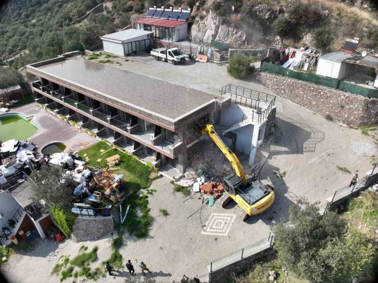 Ayvacık’ta 1 ayda 121 kaçak yapı yıkıldı