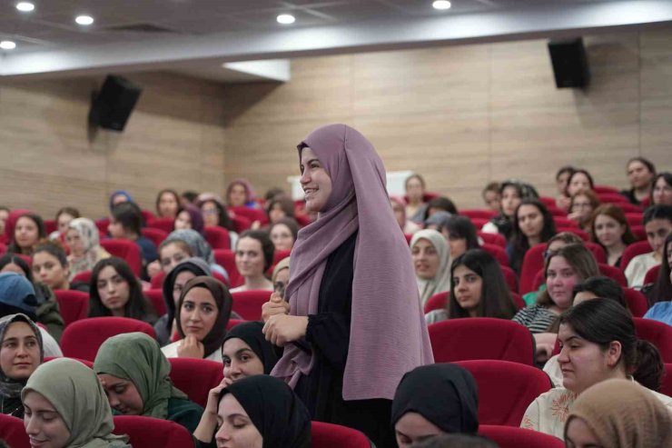 Rektör Akkaya ile Rektör Alican "Gençlerle Baş Başa" programında öğrencilerle bir araya geldi