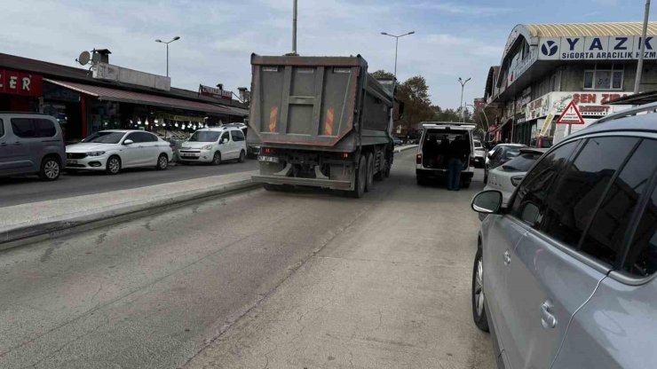 Alaplı’da ağır tonajlı kamyonlar yollarda çatlak oluşturdu