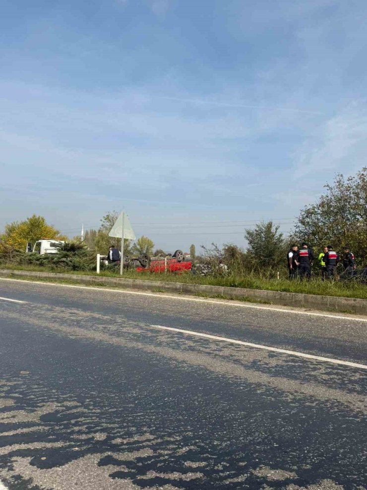 Düz yolda direksiyon hakimiyetini kaybetti, takla attı: 1 yaralı