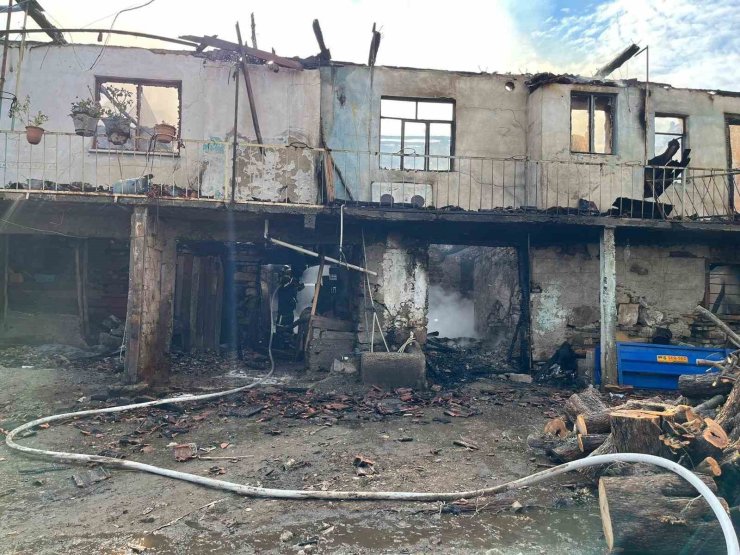 Bozdoğan’da çıkan yangında ev tamamen küle döndü